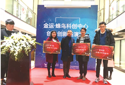 成長(zhǎng),我們?cè)诼飞? class=